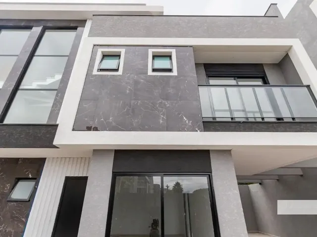 Sobrado 3 quartos e 4 banheiros, à venda, no bairro Vista Alegre em Curitiba