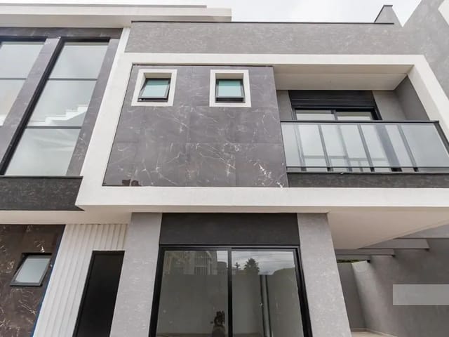 Sobrado 3 quartos e 4 banheiros, à venda, no bairro Vista Alegre em Curitiba
