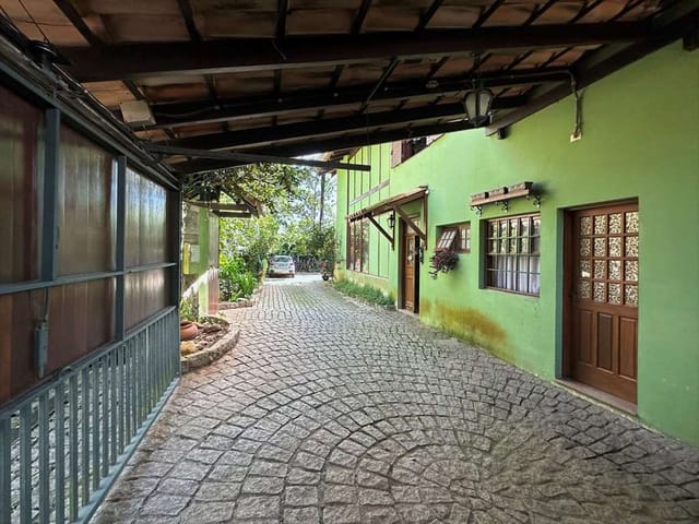 Sobrado com 982m² 5 quartos e 4 banheiros, à venda, no bairro Vila Santo Antonio de Carapicuiba em Cotia