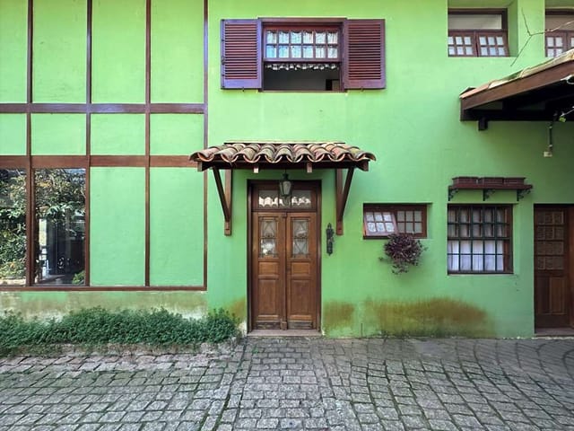 Sobrado com 982m² 5 quartos e 4 banheiros, à venda, no bairro Vila Santo Antonio de Carapicuiba em Cotia