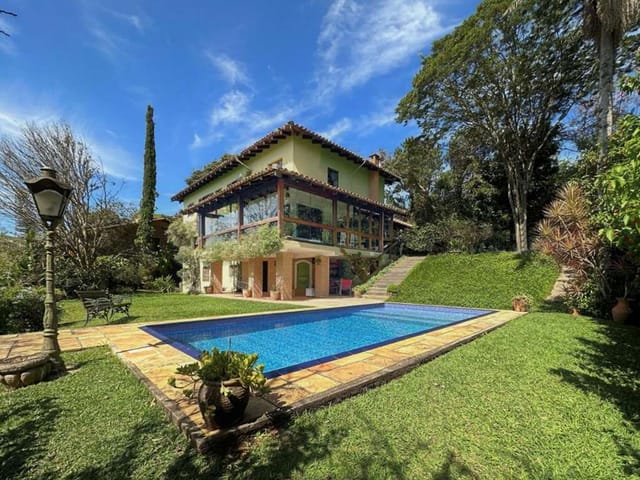 Sobrado com 982m² 5 quartos e 4 banheiros, à venda, no bairro Vila Santo Antonio de Carapicuiba em Cotia