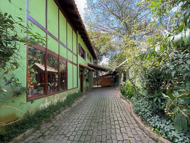 Sobrado com 982m² 5 quartos e 4 banheiros, à venda, no bairro Vila Santo Antonio de Carapicuiba em Cotia