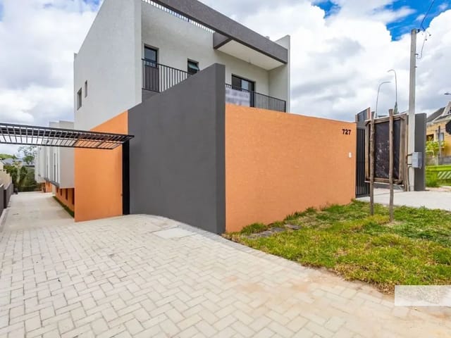 Sobrado 3 quartos e 4 banheiros, à venda, no bairro Abranches em Curitiba