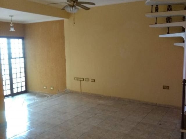Sobrado com 250m² 6 quartos e 4 banheiros, à venda, no bairro Jardim Estela em Poá