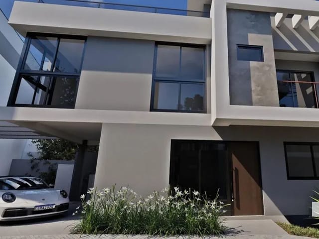 Sobrado 3 quartos e 8 banheiros, à venda, no bairro São Lourenço em Curitiba
