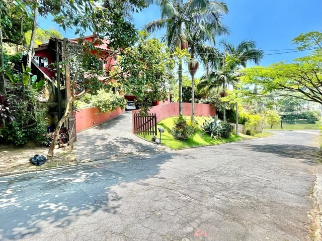 Sobrado com 1012m² 4 quartos e 5 banheiros, à venda, no bairro Palos Verdes em Cotia