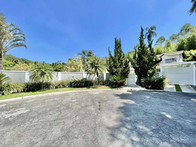 Sobrado com 1740m² 5 quartos e 6 banheiros, à venda, no bairro Jardim Ipês em Cotia