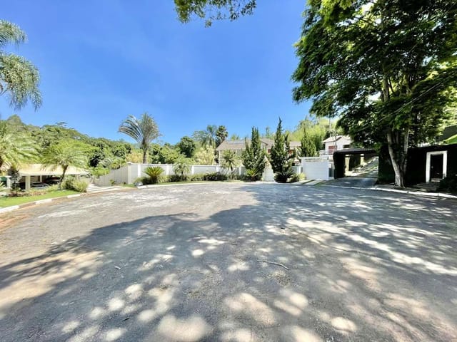 Sobrado com 1740m² 5 quartos e 6 banheiros, à venda, no bairro Jardim Ipês em Cotia