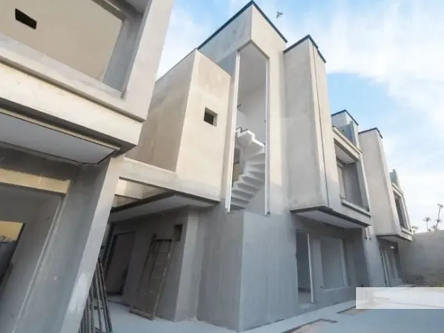 Sobrado 3 quartos e 3 banheiros, à venda, no bairro Capão Raso em Curitiba