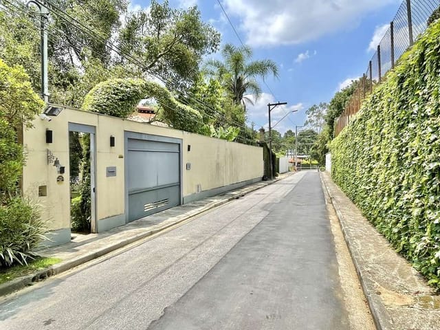 Sobrado com 1090m² 4 quartos e 6 banheiros, à venda, no bairro Chácara Eliana em Cotia