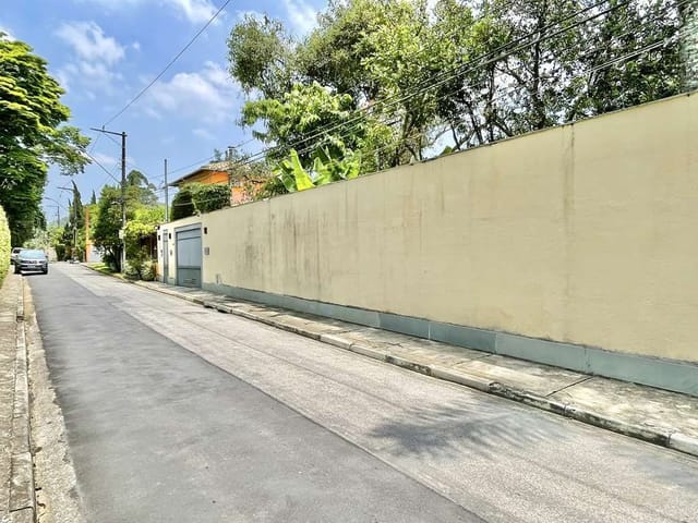 Sobrado com 1090m² 4 quartos e 6 banheiros, à venda, no bairro Chácara Eliana em Cotia