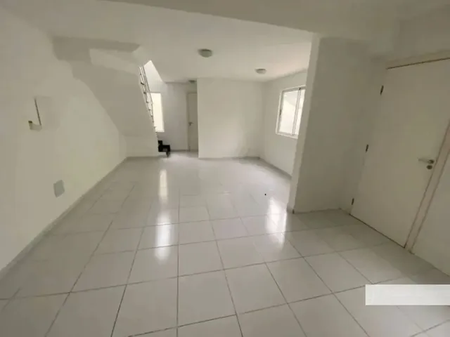 Sobrado 3 quartos e 3 banheiros, à venda, no bairro Uberaba em Curitiba