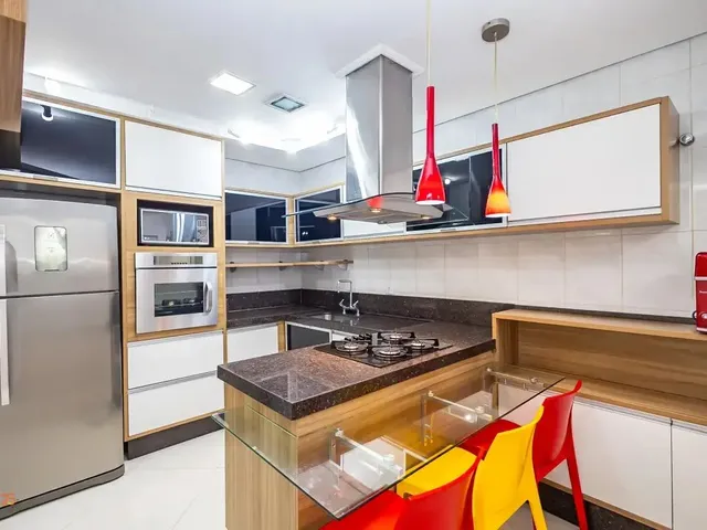 Casa 4 quartos e 4 banheiros, para alugar, no bairro Santa Felicidade em Curitiba