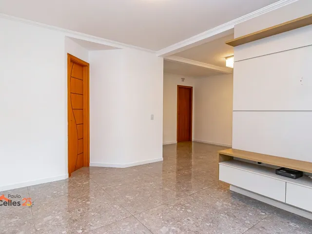 Sobrado 3 quartos e 3 banheiros, à venda, no bairro Xaxim em Curitiba