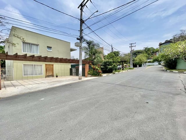 Sobrado com 510m² 4 quartos e 4 banheiros, à venda, no bairro Pousada dos Bandeirantes em Carapicuíba