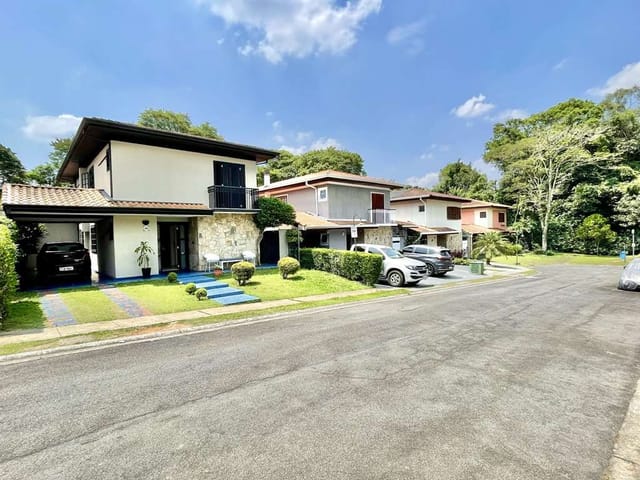 Sobrado com 345m² 4 quartos e 5 banheiros, à venda, no bairro Jardim São Paulo II em Cotia