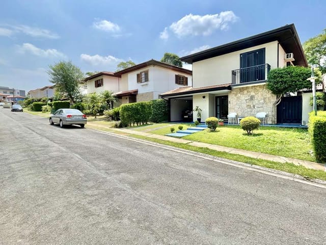 Sobrado com 345m² 4 quartos e 5 banheiros, à venda, no bairro Jardim São Paulo II em Cotia