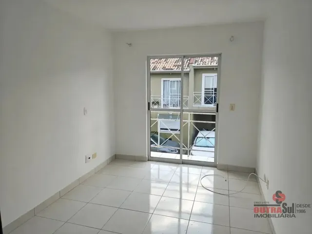 Sobrado com 116m² 3 quartos e 3 banheiros, para alugar, no bairro Capão Raso em Curitiba