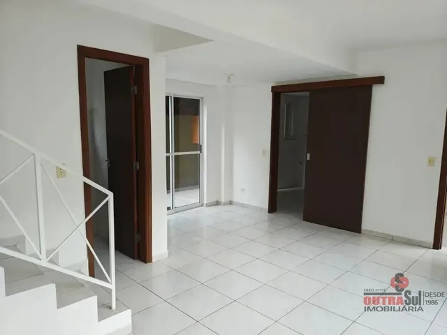 Sobrado com 116m² 3 quartos e 3 banheiros, para alugar, no bairro Capão Raso em Curitiba