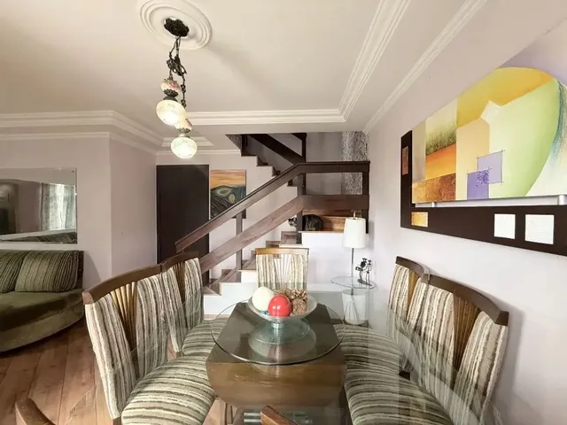Sobrado com 177m² 4 quartos e 3 banheiros, à venda, no bairro Novo Mundo em Curitiba