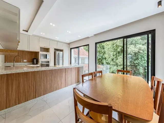 Sobrado com 379m² 3 quartos e 2 banheiros, à venda, no bairro Orleans em Curitiba
