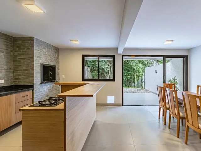 Sobrado com 379m² 3 quartos e 2 banheiros, à venda, no bairro Orleans em Curitiba