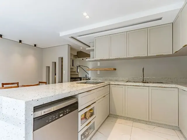 Sobrado com 379m² 3 quartos e 2 banheiros, à venda, no bairro Orleans em Curitiba
