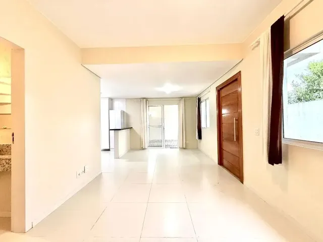 Sobrado com 119m² 3 quartos e 2 banheiros, à venda, no bairro Capão Raso em Curitiba