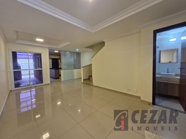 Sobrado com 120m² 3 quartos e 1 banheiro, para alugar, no bairro Santa Cândida em Curitiba