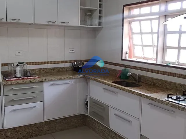 Sobrado com 375m² 4 quartos e 1 banheiro, à venda, no bairro Vila Zezé em Jacareí