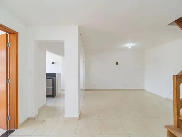 Sobrado 3 quartos e 2 banheiros, para alugar, no bairro Cidade Industrial em Curitiba