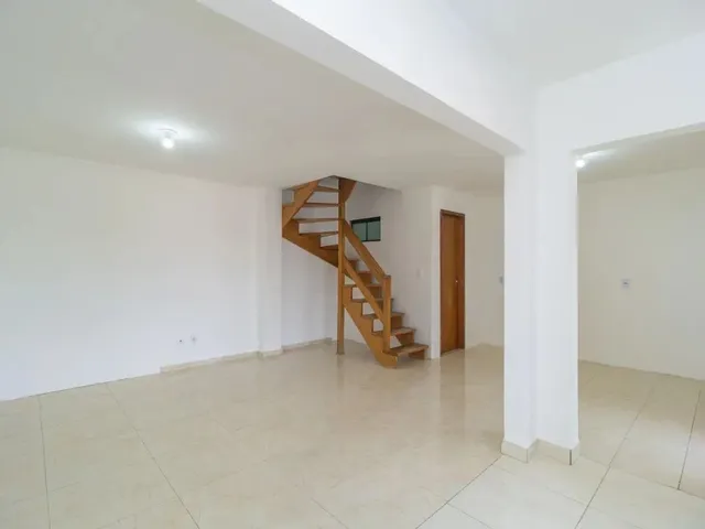 Sobrado 3 quartos e 2 banheiros, para alugar, no bairro Cidade Industrial em Curitiba
