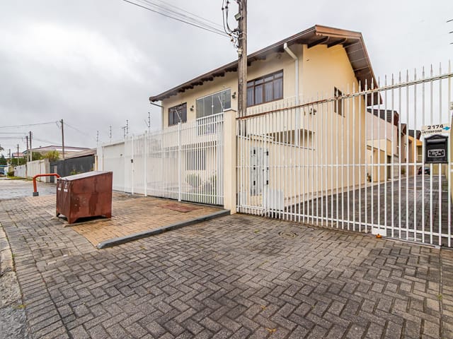 Sobrado 4 quartos e 4 banheiros, à venda, no bairro Boqueirão em Curitiba