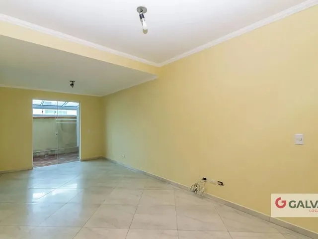 Casa 3 quartos e 3 banheiros, para alugar, no bairro Xaxim em Curitiba