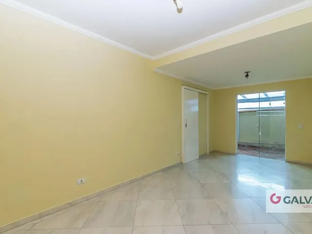 Casa 3 quartos e 3 banheiros, para alugar, no bairro Xaxim em Curitiba