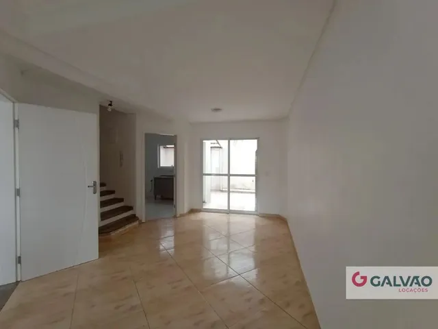 Sobrado 3 quartos e 2 banheiros, para alugar, no bairro Uberaba em Curitiba