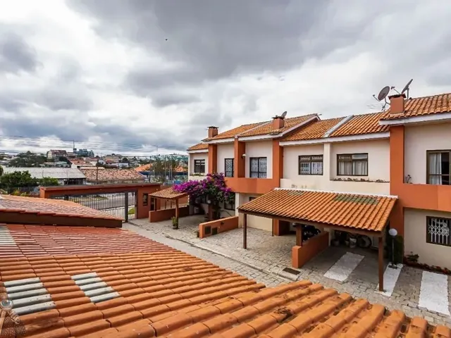 Sobrado 3 quartos e 2 banheiros, para alugar, no bairro Capão Raso em Curitiba