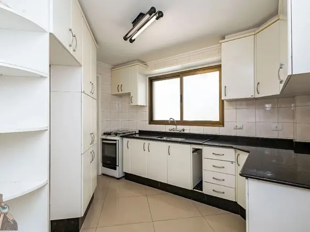 Sobrado 3 quartos e 2 banheiros, para alugar, no bairro Capão Raso em Curitiba