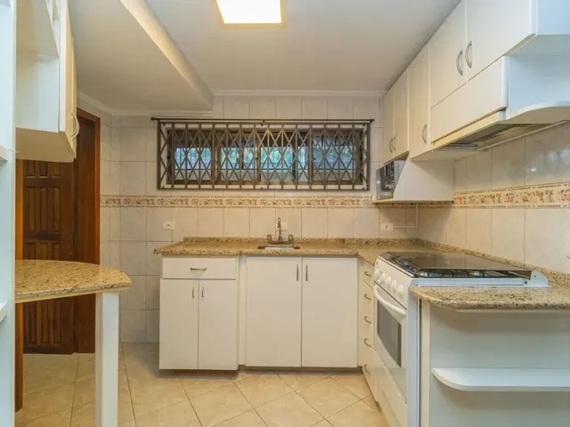 Casa 3 quartos e 4 banheiros, para alugar, no bairro Mossunguê em Curitiba