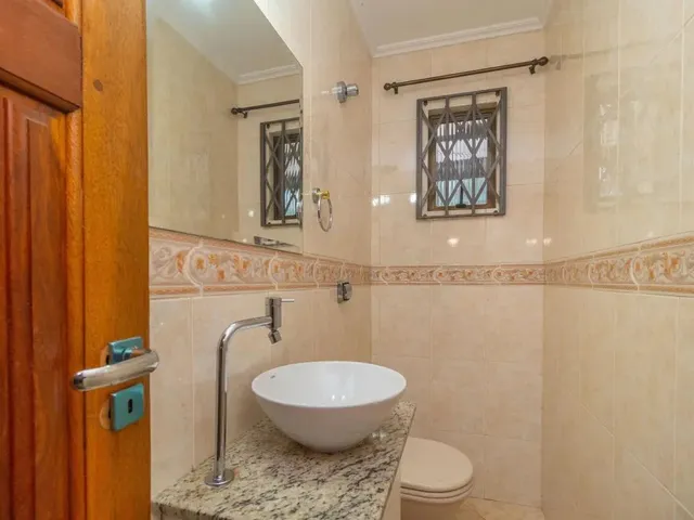 Casa 3 quartos e 4 banheiros, para alugar, no bairro Mossunguê em Curitiba