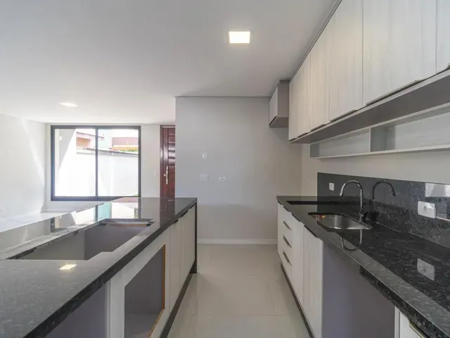 Casa 3 quartos e 3 banheiros, para alugar, no bairro Campo Comprido em Curitiba