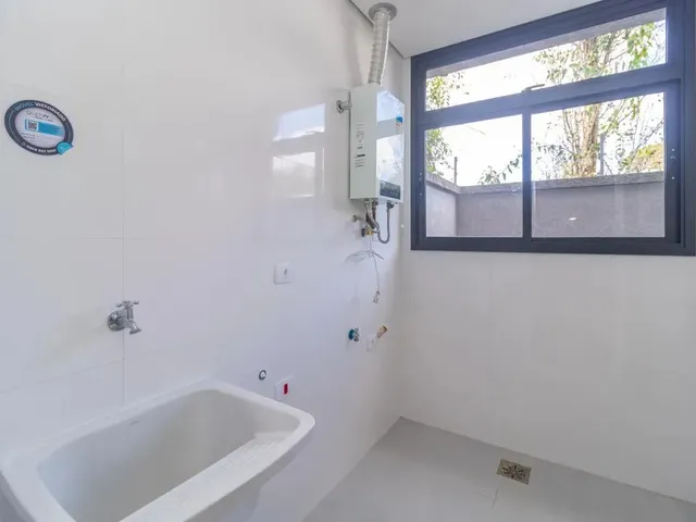 Casa 3 quartos e 3 banheiros, para alugar, no bairro Campo Comprido em Curitiba