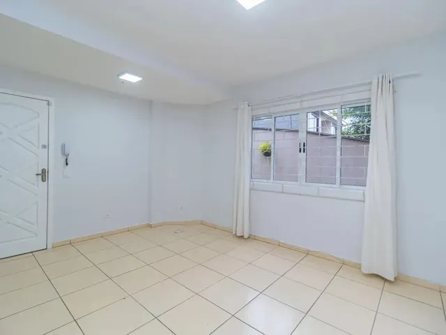 Casa 3 quartos e 3 banheiros, para alugar, no bairro Boa Vista em Curitiba