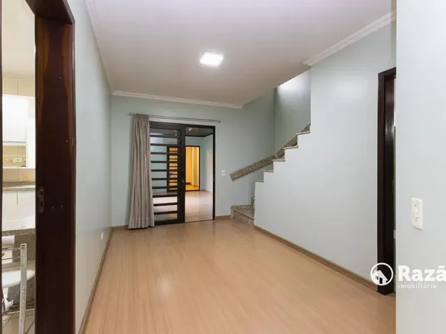 Sobrado 3 quartos e 4 banheiros, para alugar, no bairro Cajuru em Curitiba