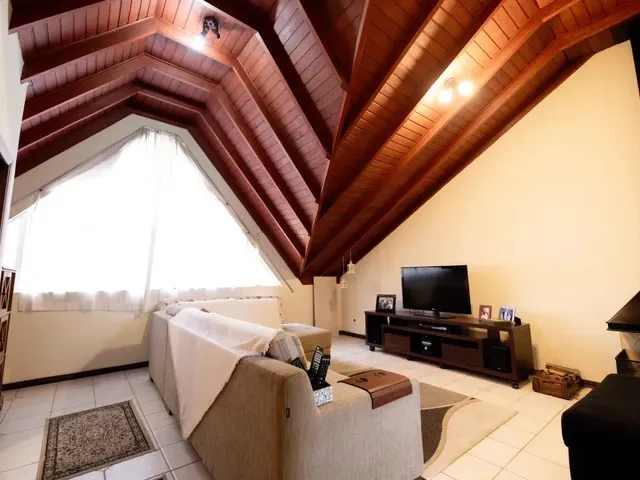 Casa com 160m² 5 quartos e 5 banheiros, à venda, no bairro Bacacheri em Curitiba