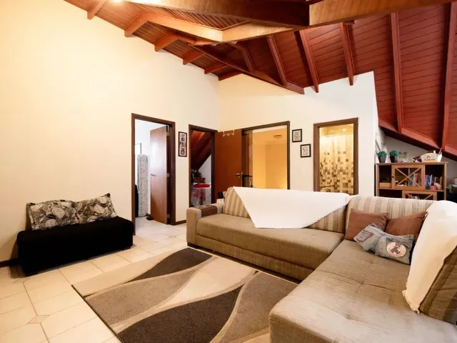Casa com 160m² 5 quartos e 5 banheiros, à venda, no bairro Bacacheri em Curitiba