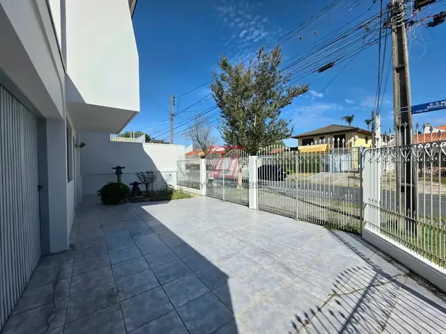 Casa 3 quartos e 4 banheiros, à venda, no bairro Tarumã em Curitiba