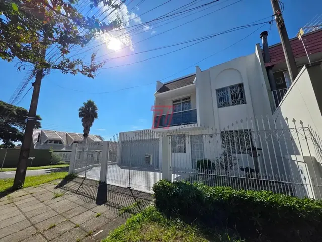 Casa 3 quartos e 4 banheiros, à venda, no bairro Tarumã em Curitiba