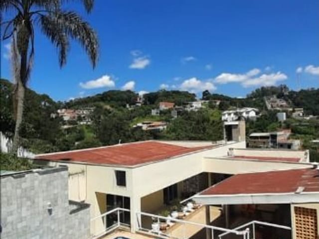 Sobrado com 1250m² 5 quartos e 6 banheiros, à venda, no bairro Parque Rizzo em Cotia