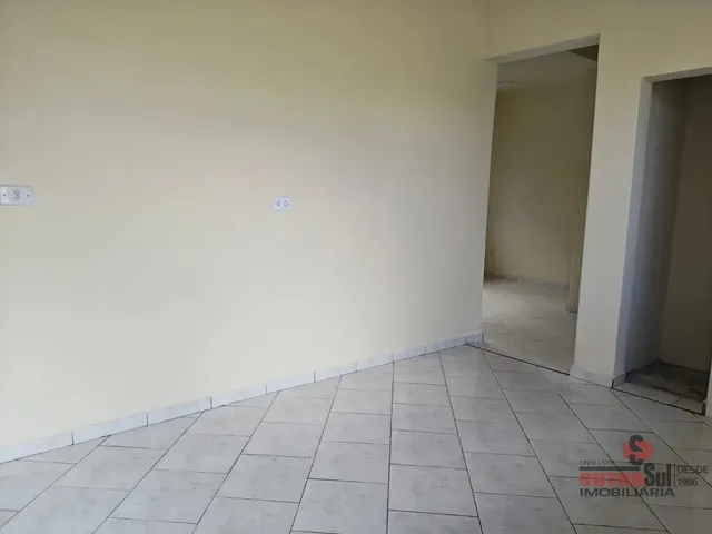 Casa 3 quartos e 1 banheiro, para alugar, no bairro Pinheirinho em Curitiba
